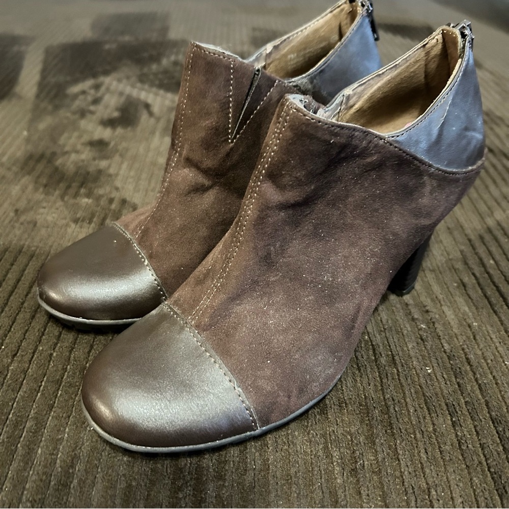 Aerosoles Brown Suede Ankle Booties Heel Rest Comfort Size 7